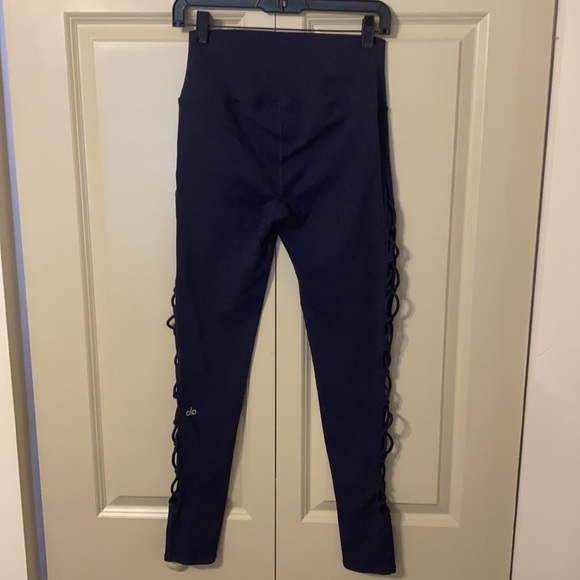 Alo Yoga | HW Interlace Legging in Rich Navy - Picture 6 of 7